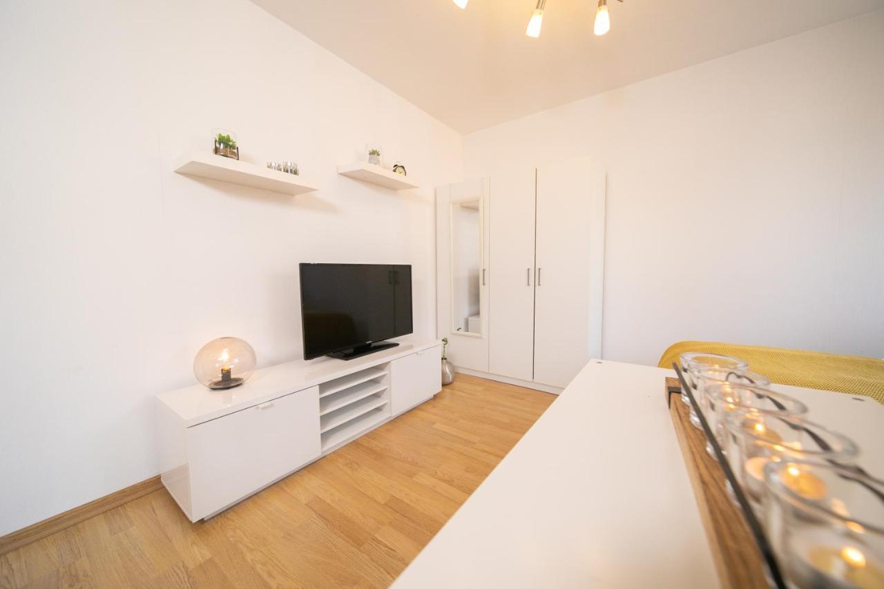 Studio Shiny - Zentral Mit Balkon - Messe - Kueche Нойс Екстериор снимка