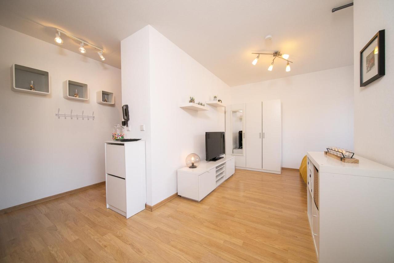 Studio Shiny - Zentral Mit Balkon - Messe - Kueche Нойс Екстериор снимка